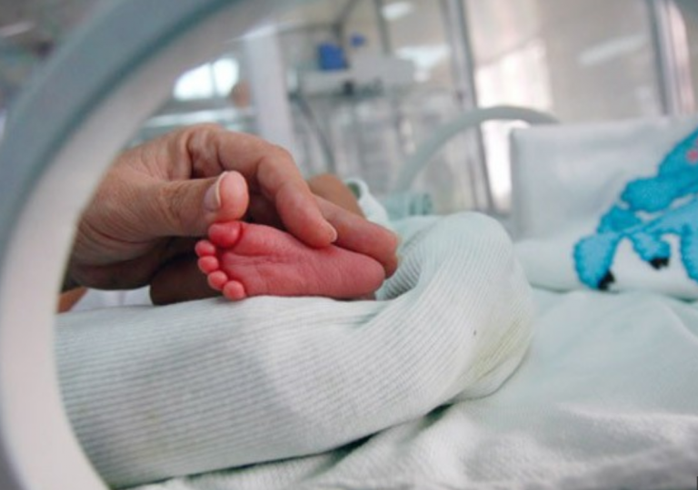 Foshnja 2-muajshe e gjetur në Golem, më herët nëna kishte braktisur fëmijën 3 vjeç