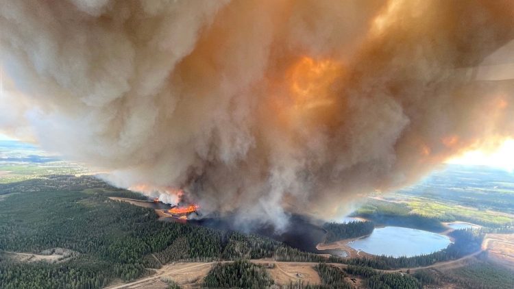 Mbi 100 zjarre aktive në provincat e Kanadasë, evakuohen rreth 30,000 njerëz