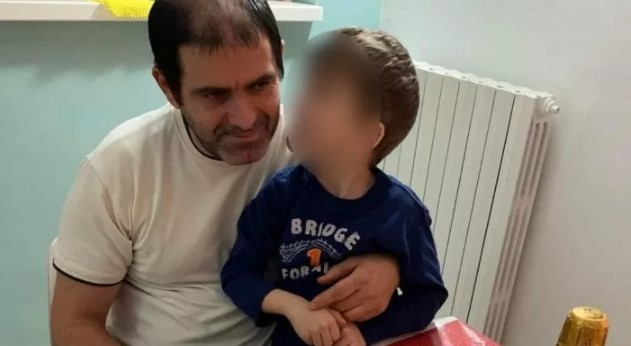 5-vjeçari shqiptar u fsheh pas divanit, ja si i shpëtoi babait të tij i cili vrau motrën dhe plagosi nënën e tij