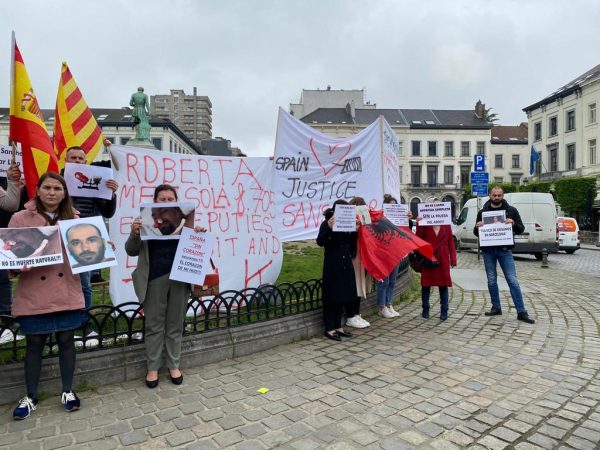 Trupi i të riut erdhi pa zemër nga Spanja, familjarët e Saimir Sulës protestë para Parlamentit Europian