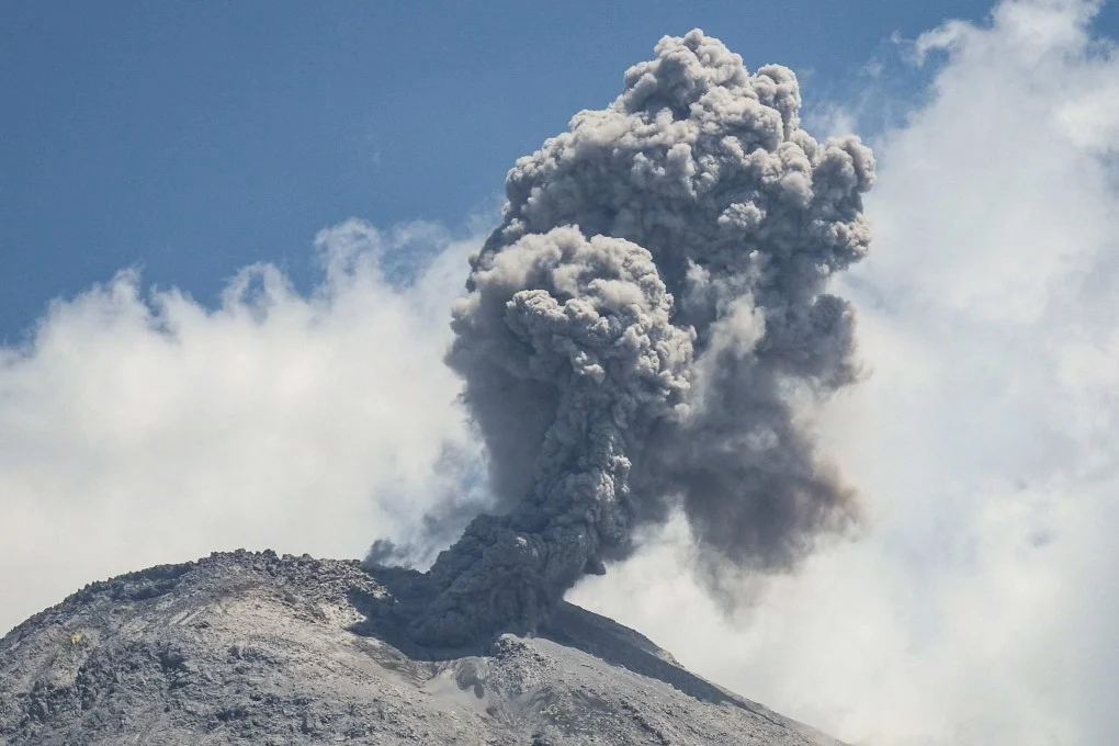 Shpërthime vullkanike në Indonezi, nëntë persona humbin jetën