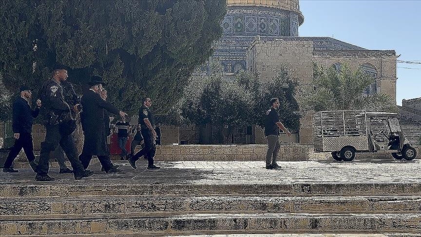 Izraelitët që uzurpojnë tokat palestineze bastisën xhaminë Al-Aksa