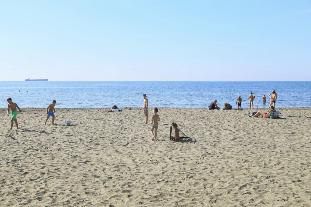 Plazhi i Shëngjinit destinacioni i preferuar i turistëve edhe në këtë fundtetor