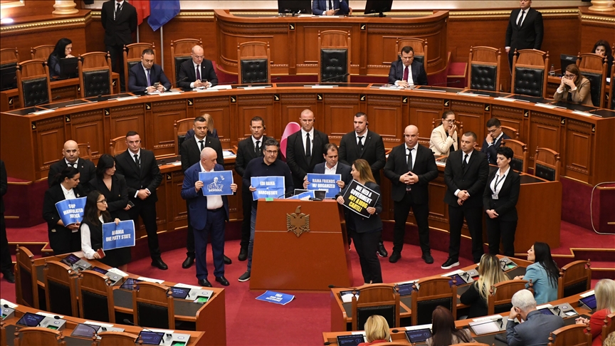 Kuvendi i Shqipërisë mblidhet në seancë plenare, deputetët e opozitës bllokojnë foltoren