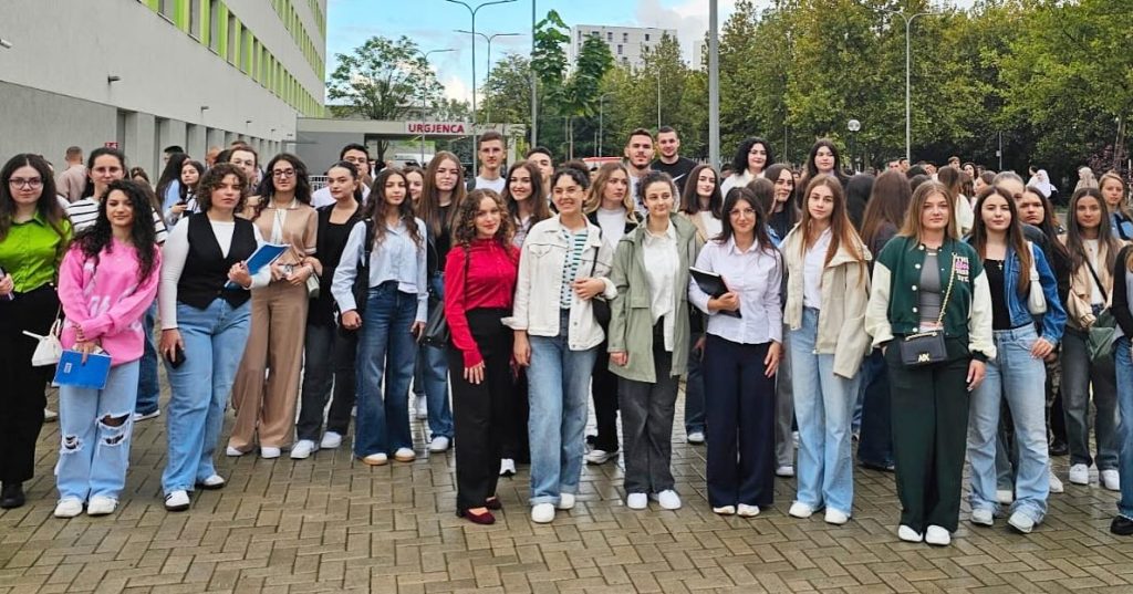 Koçiu uron studentët që nisin vitin e parë në Universitetin e Mjekësisë