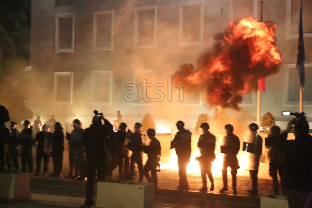 Protesta e opozitës, përplasje me policinë dhe molotov drejt Kryeministrisë