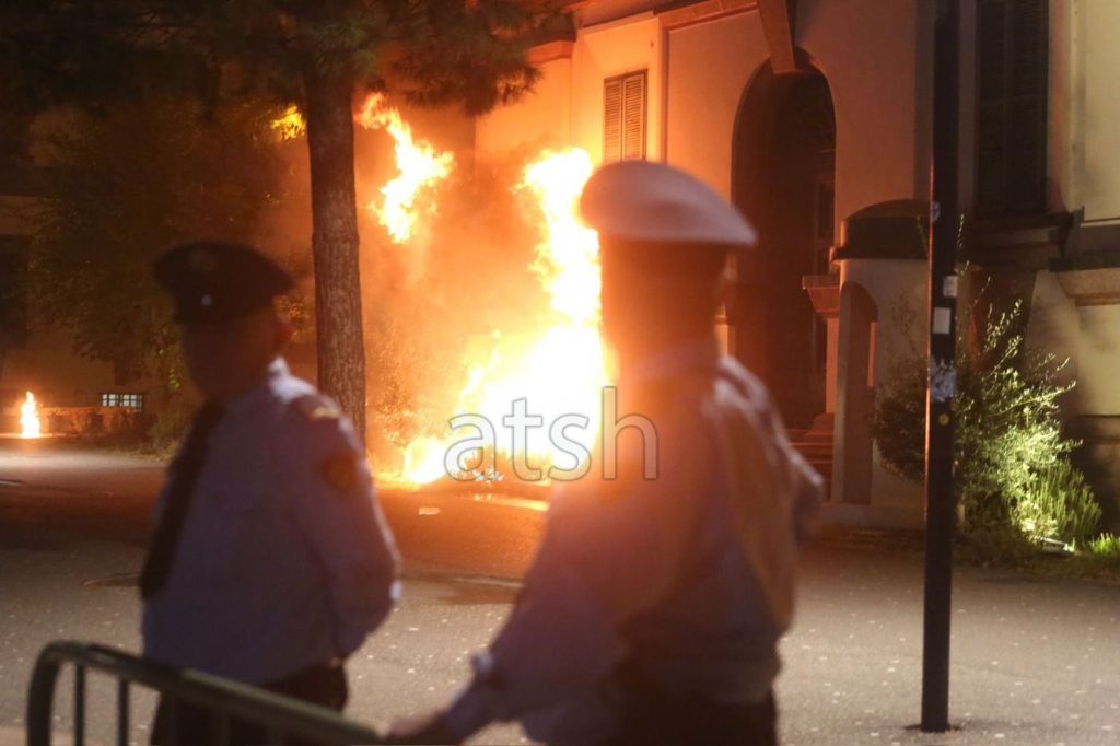 Protesta e opozitës, 10 punonjës policie të dëmtuar nga sulmet me molotov dhe mjete të forta