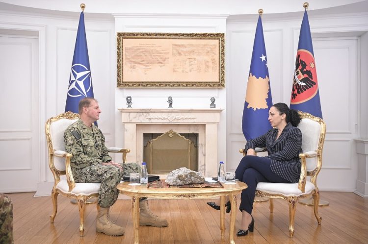 Osmani takohet me komandantin e NATO-s në Itali: Serbia të heqë trupat ushtarakë nga kufiri