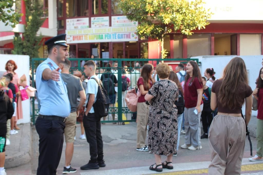  Nis pa probleme dita e parë e shkollës në Tiranë, Policia Bashkiake dhe ajo e Shtetit në ndihmë të nxënësve