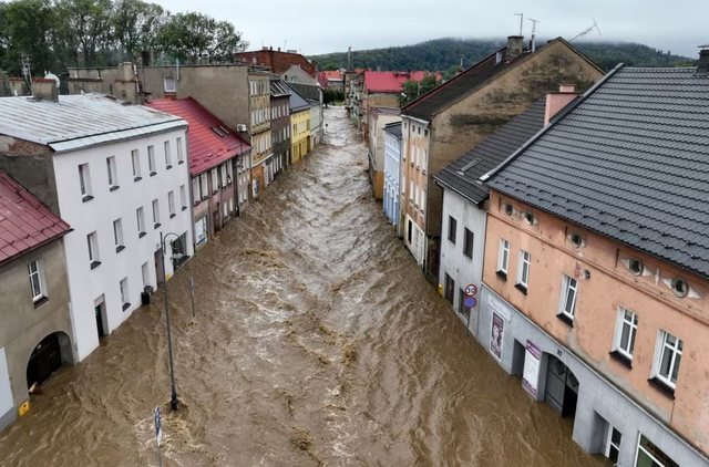 Moti i keq/ Polonia do të shpallë gjendjen e fatkeqësisë natyrore, banorëve në jugperëndim të vendit u kërkohet të largohen nga shtëpitë