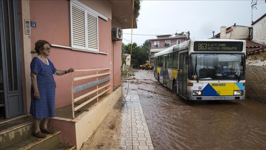 Pas zjarreve masive, Greqia pritet të përballet me reshje të dendura shiu dhe stuhi