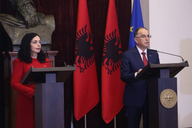 Begaj dhe Osmani në konferencë të përbashkët, presidenti: Shqipëria mbështet aspiratat e Prishtinës për integrimin euroatlantik