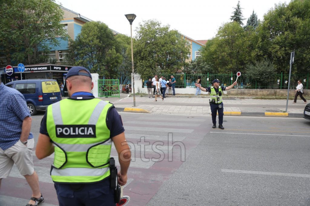 Viti i ri shkollor nis pa ngarkesa trafiku në Tiranë, Policia Bashkiake në 75 shkolla