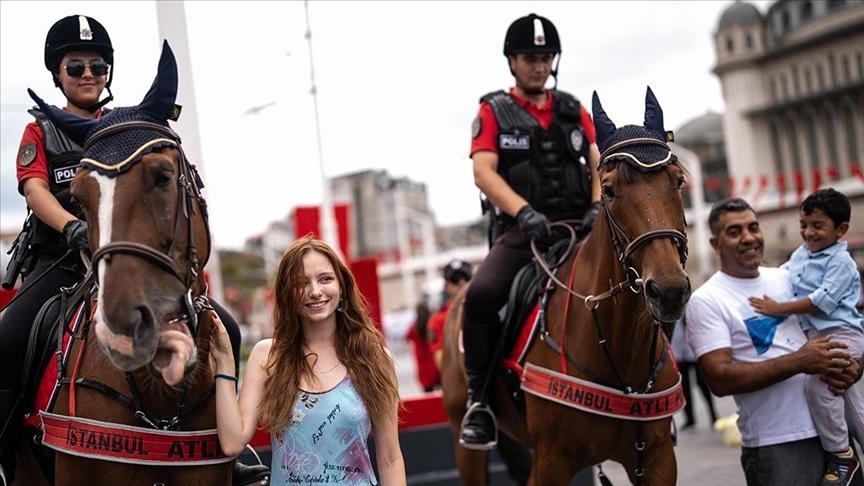 Policët me kuaj në Istanbul tërheqin vëmendjen e turistëve vendas dhe të huaj