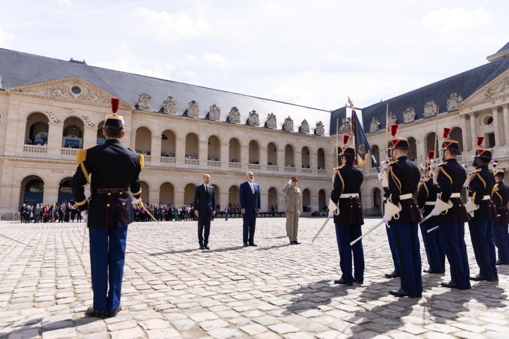 Rama publikon fotoalbumin: Vizita e nivelit më të lartë shtetëror në historinë diplomatike me Francën