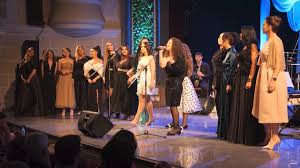‘Pranverë me kangë’, 23 artistë interpretojnë në teatrin “Migjeni” këngë të muzikës së lehte shqiptare dhe të huaja