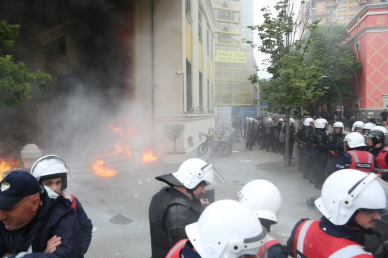 Hodhën molotov para Bashkisë së Tiranës dhe dhunuan policët, arrestohen tre persona, në kërkim dy të tjerë