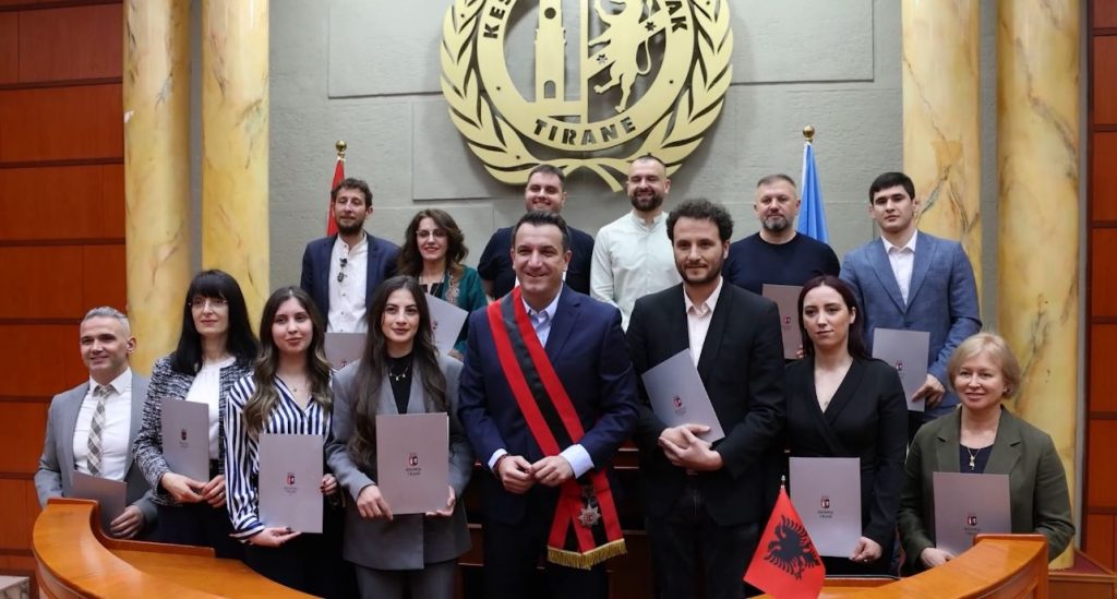 13 shtetas betohen për shtetësinë shqiptare, Veliaj: Çojmë vendin përpara