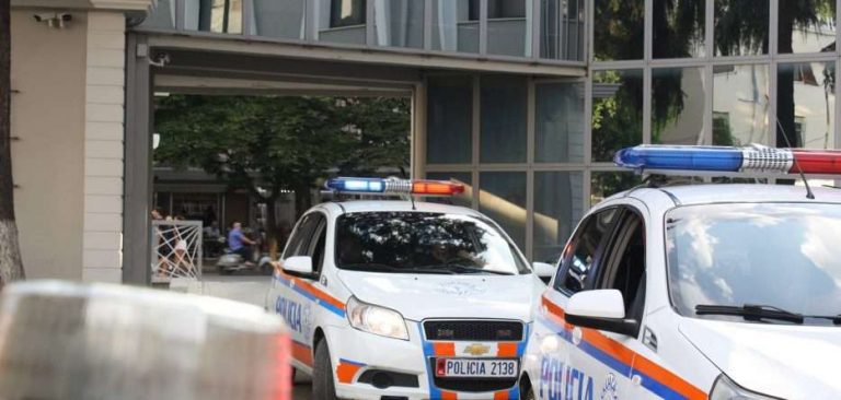 Qëlloi me armë në ajër pas sherrit me një grup të rinjsh, arrestohet autori në Tiranë