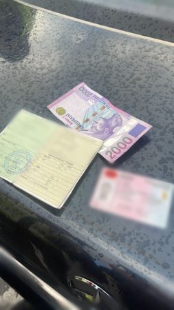 Tentuan të korruptonin policinë me kartëmonedha 2000 lekëshe, dy të arrestuar në Tiranë