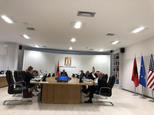 Vendimi për transferimin e 30 prokurorëve me hartën e re gjyqësore, KLP sjell anëtarët e vet në Tiranë në konflikt me ligjin