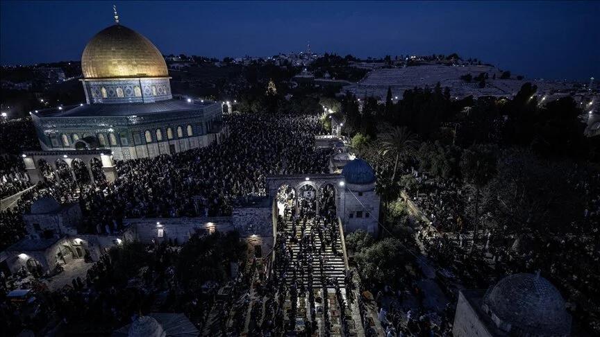 200.000 besimtarë falën namazin e teravisë në Xhaminë Al-Aksa pavarësisht kufizimeve izraelite