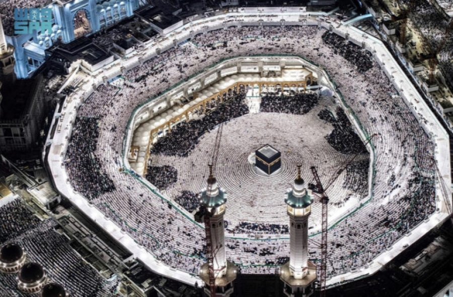  Rekord/ 2.5 mln muslimanë në Mekë për t’u falur Natën e Kadrit