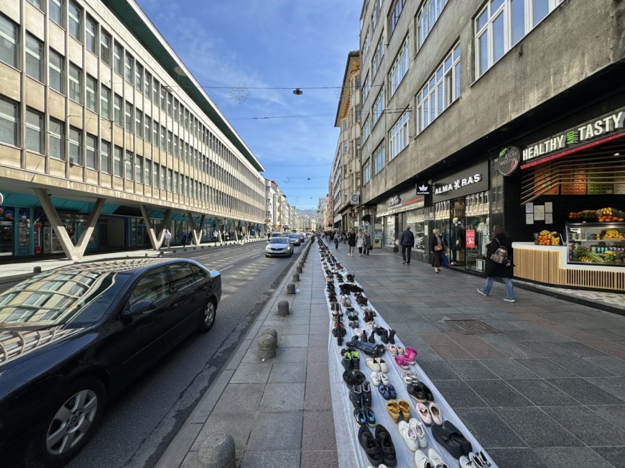 Mbi 11 mijë palë këpucë në rrugët e Sarajevës, si përkujtim për ata që u vranë gjatë Rrethimit