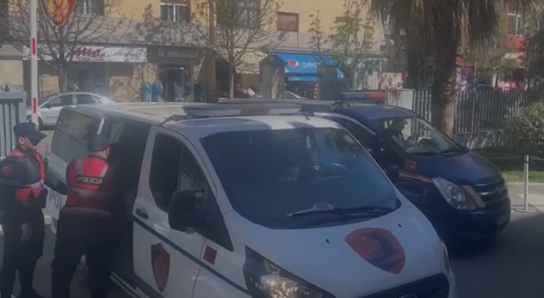 Goditen dy grupe kriminale që shpërndanin drogë në Durrës e Sukth, 8 në pranga. Sekuestrohen doza kokaine e mjete luksoze