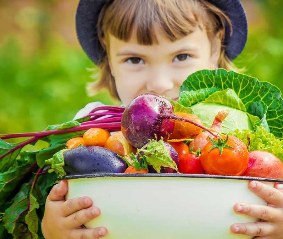Ngadalësia në ngrënie i bën fëmijët të duan të hanë fruta dhe perime