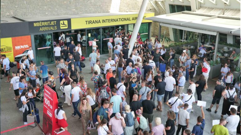 Mbi 571 mijë pasagjerë në dy javët e para të gushtit në Aeroportin Ndërkombëtar të Rinasit