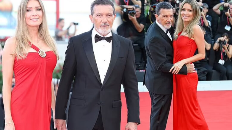 Aktori 64-vjeçar Antonio Banderas shfqet elegant dhe në top formë, shoqërohet nga partnerja e tij në Festivalin e Filmit në Venecia