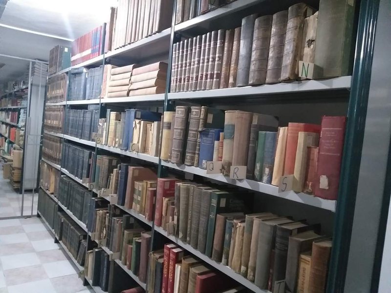 Biblioteka e Elbasanit mban 200 mijë vëllime të rralla, ja cila është historia e tyre!