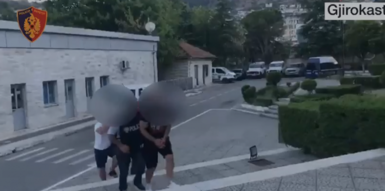 Kapen ‘mat’ duke transportuar emigrantë të paligjshëm, tre të arrestuar në Gjirokastër