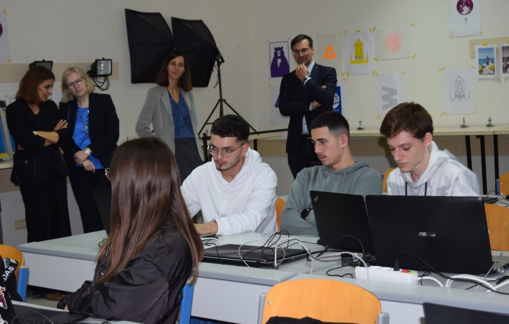 Nxënësit e shkollës “Peter Mahringer” në Shkodër përfitojnë bursa studimi