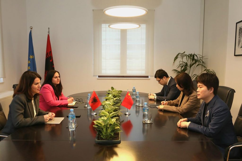 Ministrja Koçiu takim me ambasadoren e Kinës, bashkëpunim në shëndetësi dhe mbrojtjen sociale
