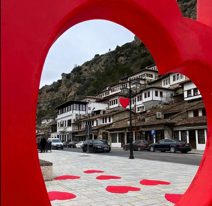 Atmosferë feste në Berat, nisin zbukurimet për ditën e të dashuruarve