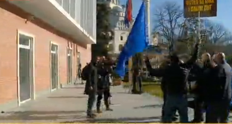 Sali Berisha mbërrin në selinë blu, u prit nga simpatizantët demokratë: Revolucioni sapo filloi