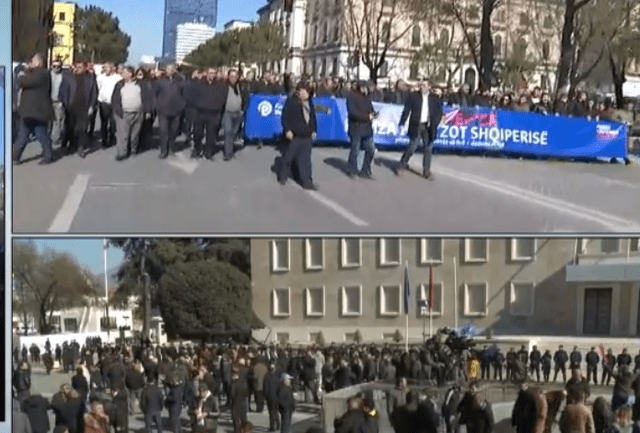 Protesta, qytetarët nisin marshimin nga sheshi ‘Skëndërbej’ te kryeministria