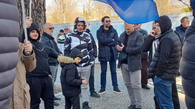 Shkëlzen Berisha në protestën e opozitës: Jam si qytetar, po dëgjoj