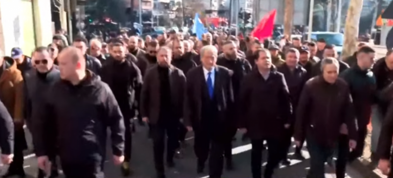 Sali Berisha dhe protestuesit i drejtohen Parlamentit