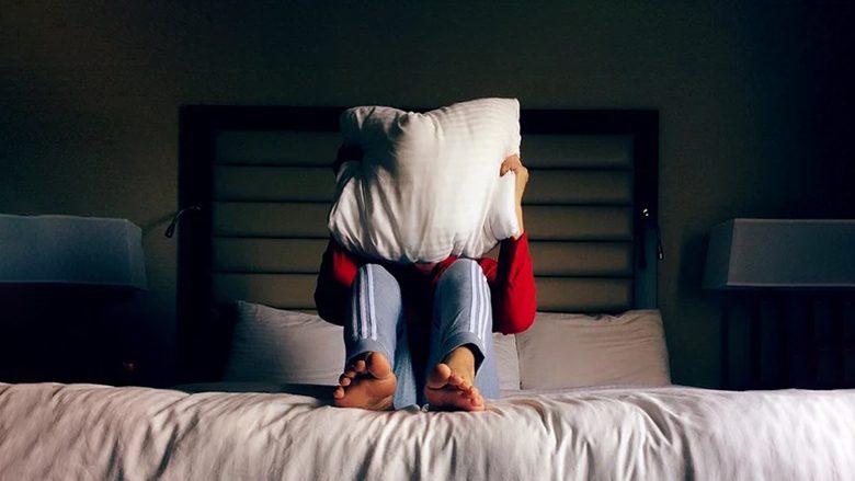 Mund të ndikojë negativisht në gjumin: Ekspertët besojnë se çarçafi i bardhë nuk është një zgjedhje e mirë