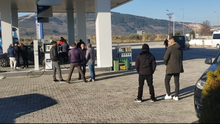 Protestuesit nga rrethet i bashkohen tubimit të opozitës sot në Tiranë
