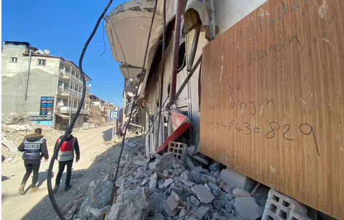 Një shënim i trishtë u gjet mbi rrënojat në Hataj: Nëse dikush gjen një trup në rrënoja, më telefononi