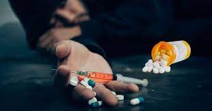 Rriten përdoruesit e drogës, mjekët: 2 raste në ditë në QSUT! Muçollari: Mbi 9 mijë persona marrin lëndë narkotike, 6 % vajza e gra