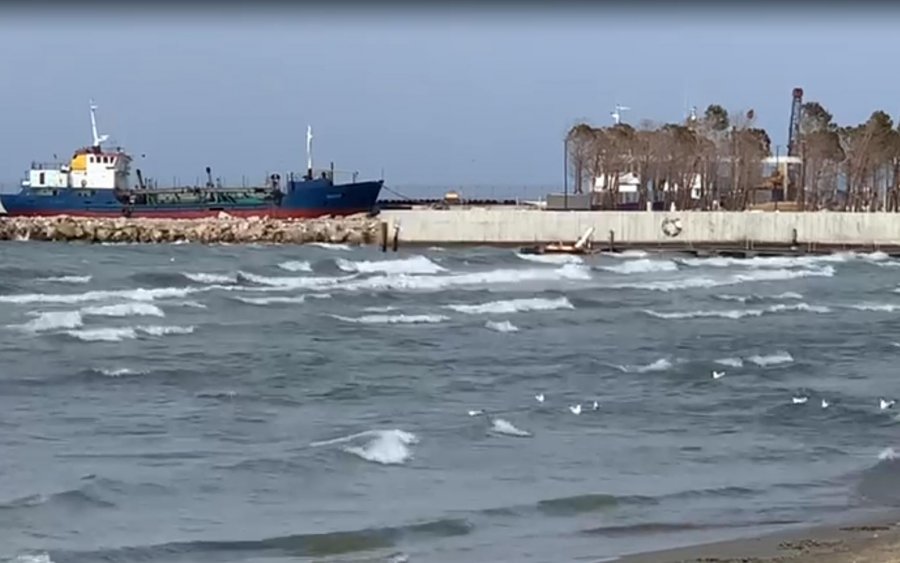 Stuhi në det, Kapiteneria e Vlorës ndalon daljen e peshkarexhave