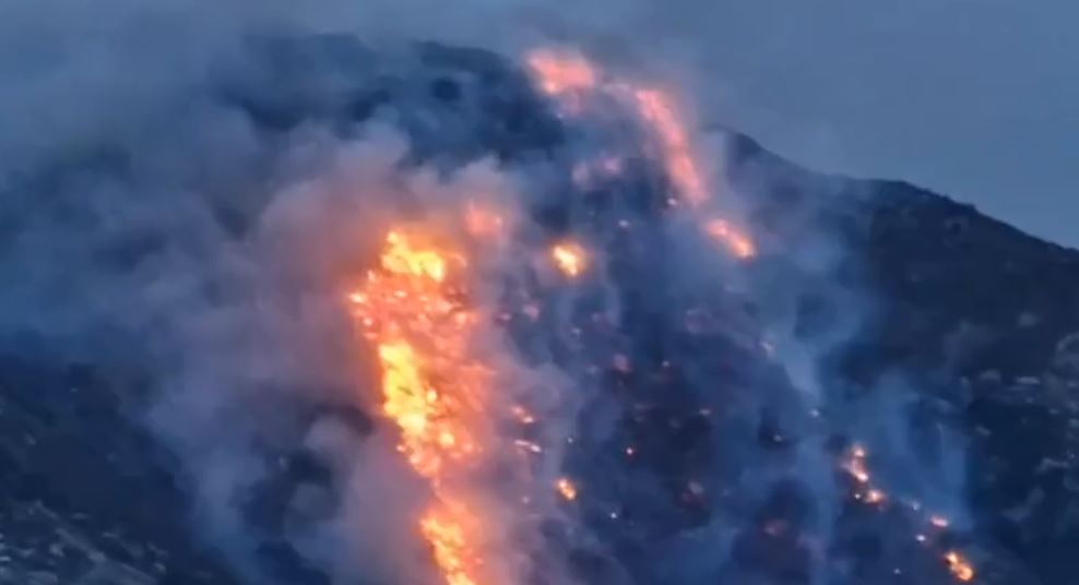 Flakë të mëdha zjarri përfshijnë kodrat e Dukatit