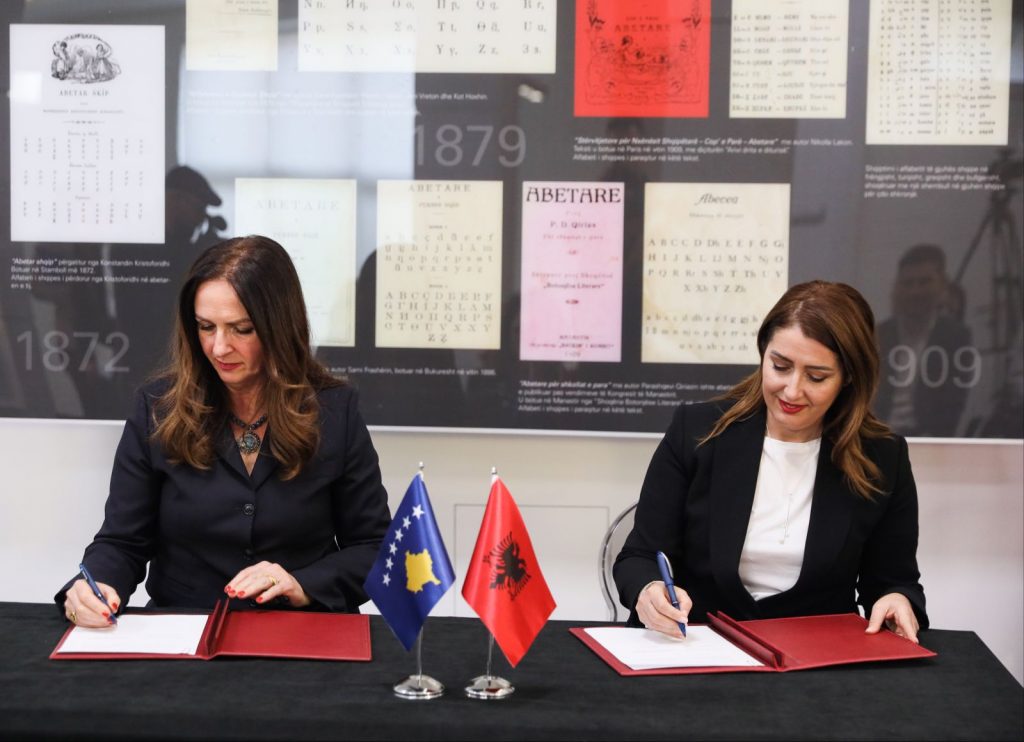 Vendimi i përbashkët Shqipëri-Kosovë, Manastirliu-Nagavci firmosin tekstin e unifikuar të gjuhës shqipe për diasporën