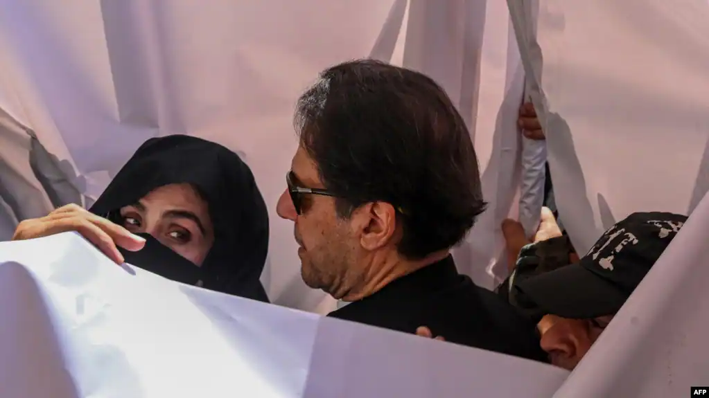 Ish-kryeministri i Pakistanit Imran Khan dhe gruaja e tij dënohen me burg për martesë të jashtëligjshme