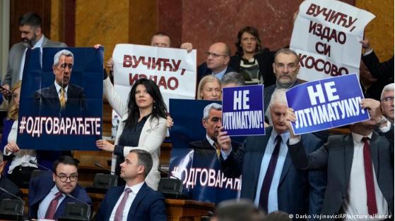 Debate të ashpra për Kosovën, incidente e fajësime reciproke mes qeverisë e opozitës në Serbi